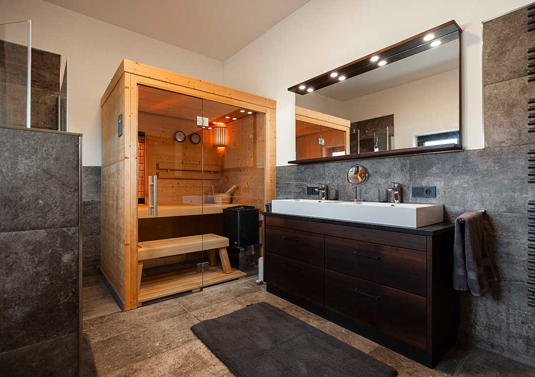 Hauptbad mit Sauna in der Suite