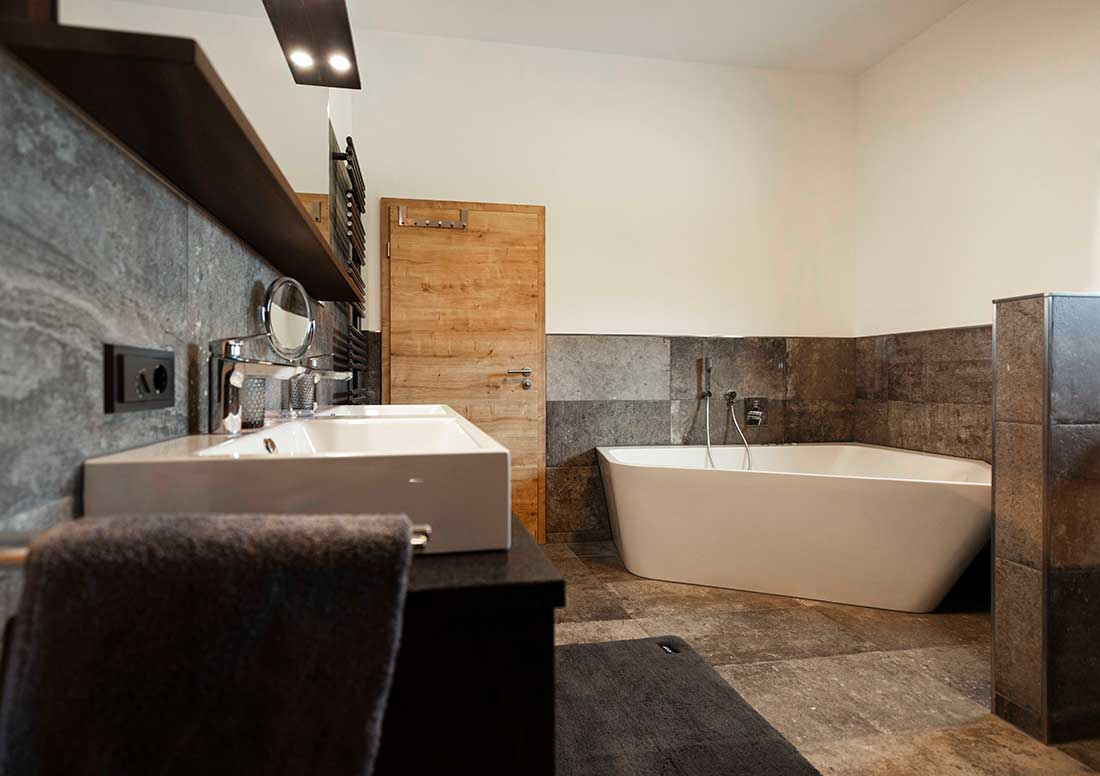 Badezimmer mit Waschbecken und Wanne