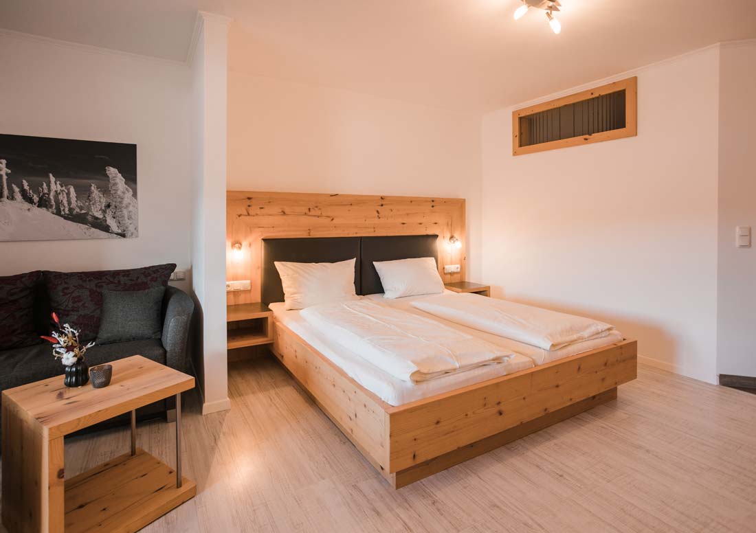 Gemütliches Doppelbett im Appartment Alpines Appertement im Bayerischen Wald