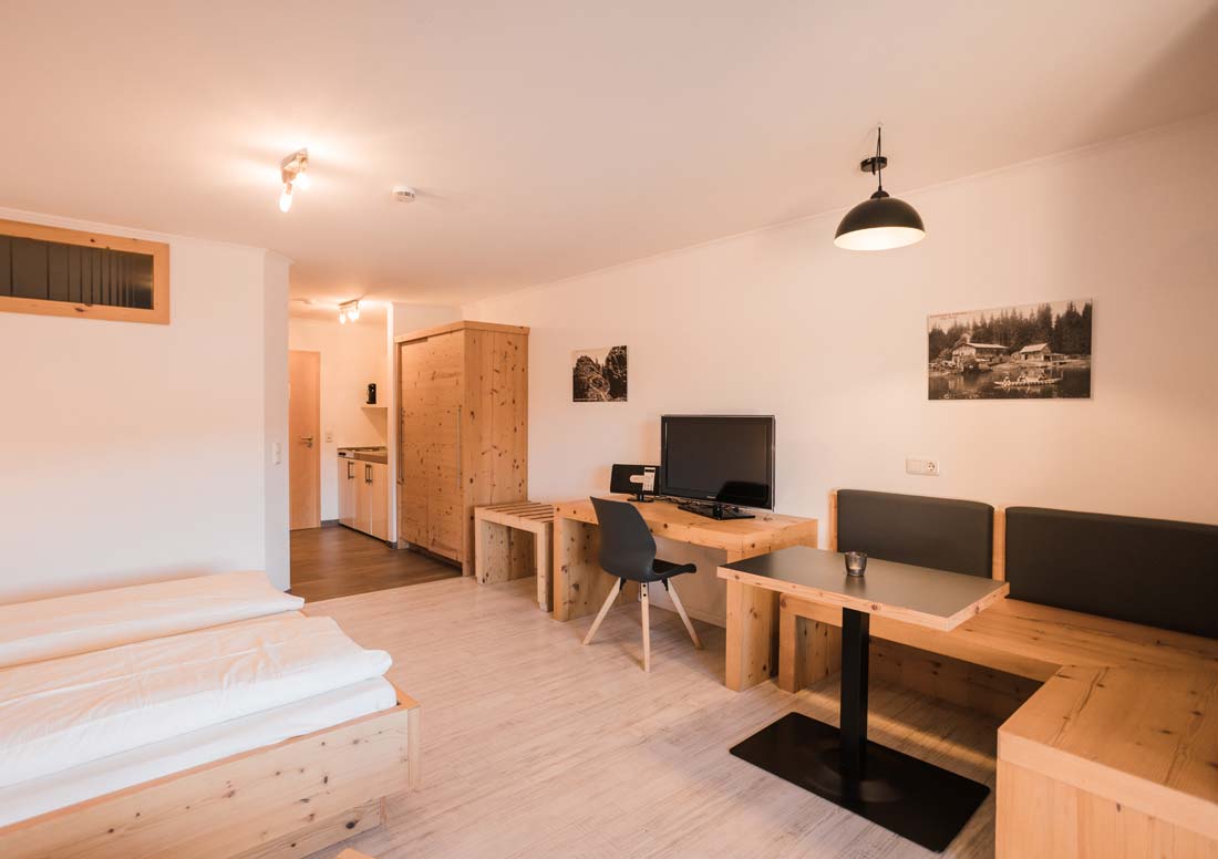 Doppelbett und Fernseher im Appartement