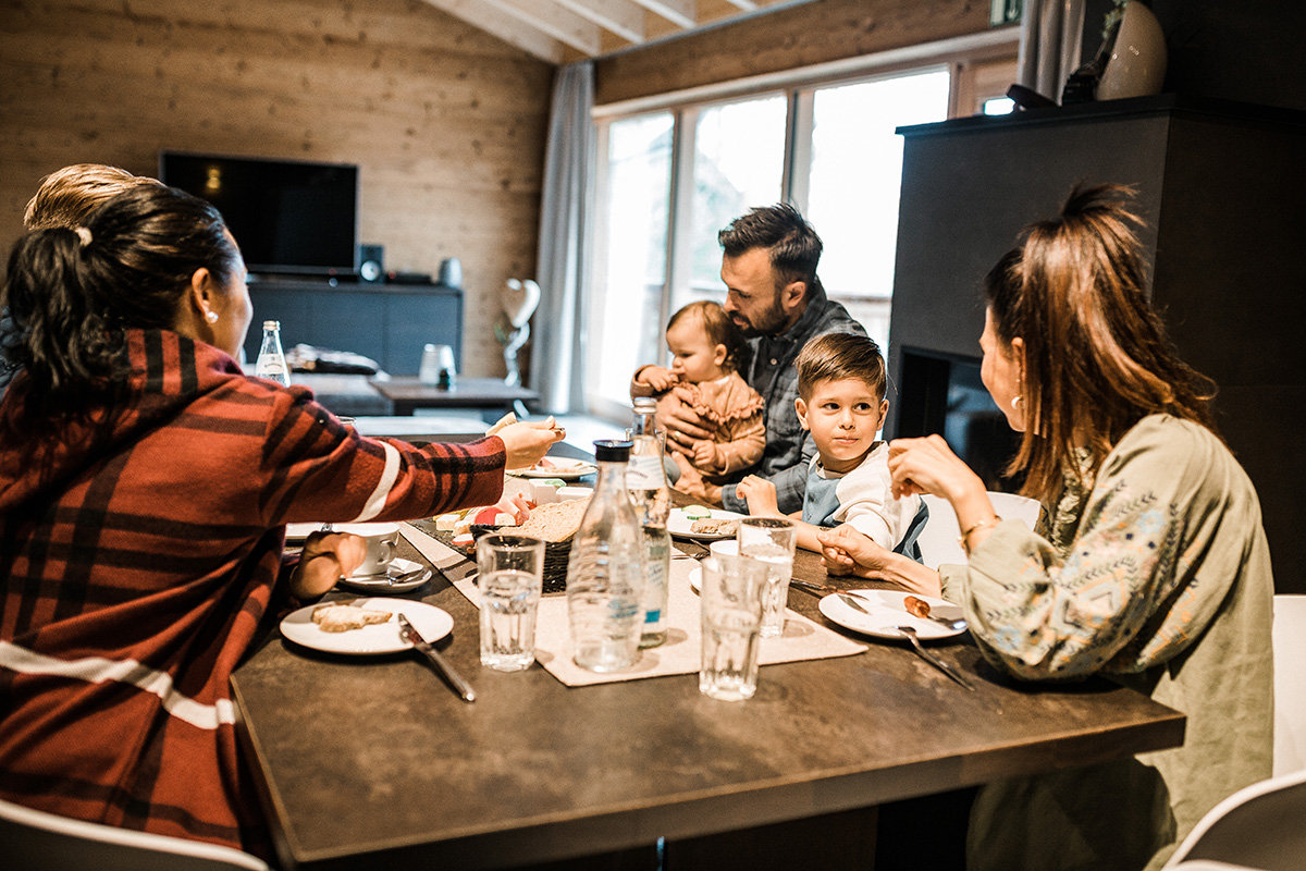Familie beim Frühstück im Urlaub im Bayerischen Wald